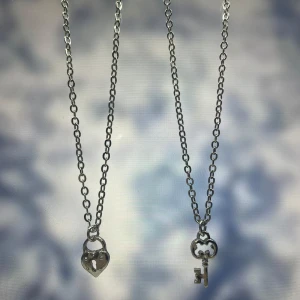 Matchande halsband - 2 matchande silver halsband, aldrig använda.💕