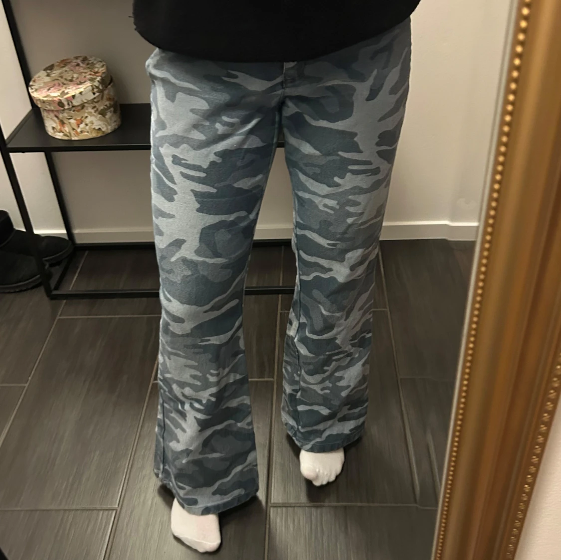 Blå camo bootcut byxor