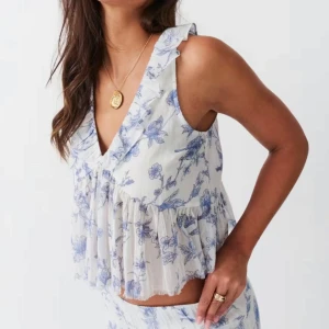 Söt topp - Säljer nu den här söta toppen då den aldrig kommit till användning. Så söt nu till sommaren!!🌸🌸🩷🩷