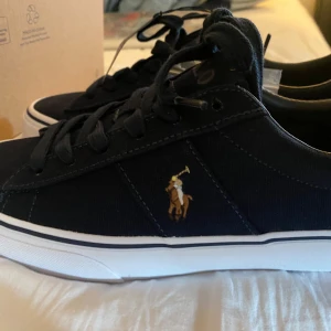 Mörkblå sneakers från Polo Ralph Lauren - Mörkblå sneakers, Inköpta för 1100. Helt oanvända alla lappar kvar på skorna. Fick dem i julklapp men dem var för små. Storlek 39. Pris kan diskuteras 