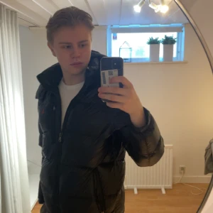 Polo Ralph Lauren Glossy Jacka - Riktig fin och skön jacka som är köpt på CareOfCarl. Inga defekter alls och är som ny. Riktigt fräsch. Storlek M men passar mig perfekt som är 185cm. Hör av er vid frågor!