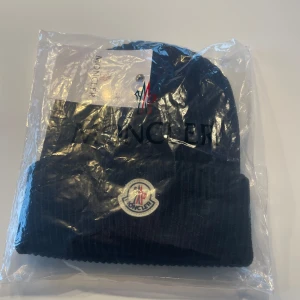 Svart ribbad mössa från Moncler - Snygg svart möss moncler, priset kan diskuteras
