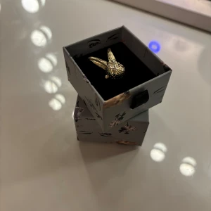 Ioauk ring - Ass snygg ring ifrån ioaku köp för cirka ett år sedan men nästan aldrig andvänd. köpt i deras butik i Sturegallerian, Box och kvitto medföljer. Perfekt för att toucha upp en Basic outfit! Hör av er om ni undrar något eller är intresserade:)