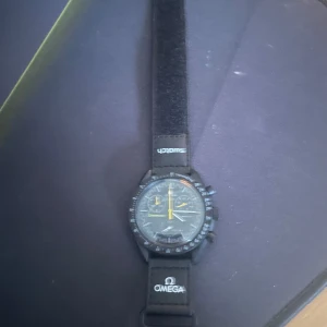 Omega klocka - Säljer en super fin fult fungerande omega mission to mercury klocka. Den är i princip helt ny. Ny pris ligger runt 4000-5000kr. Det är en herr klocka och storlek är onesize. Den tillhör serien speedmaster men modellen är mission to mercury. Den är gjord i ett samarbete mellan omega och Swatch.