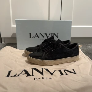 Mörkblå Lanvin - Snygga svarta sneakers från Lanvin (UK 7) med ovandel i mocka. Relativt använda men fortfarande mycket snygga. Pris kan diskuteras!