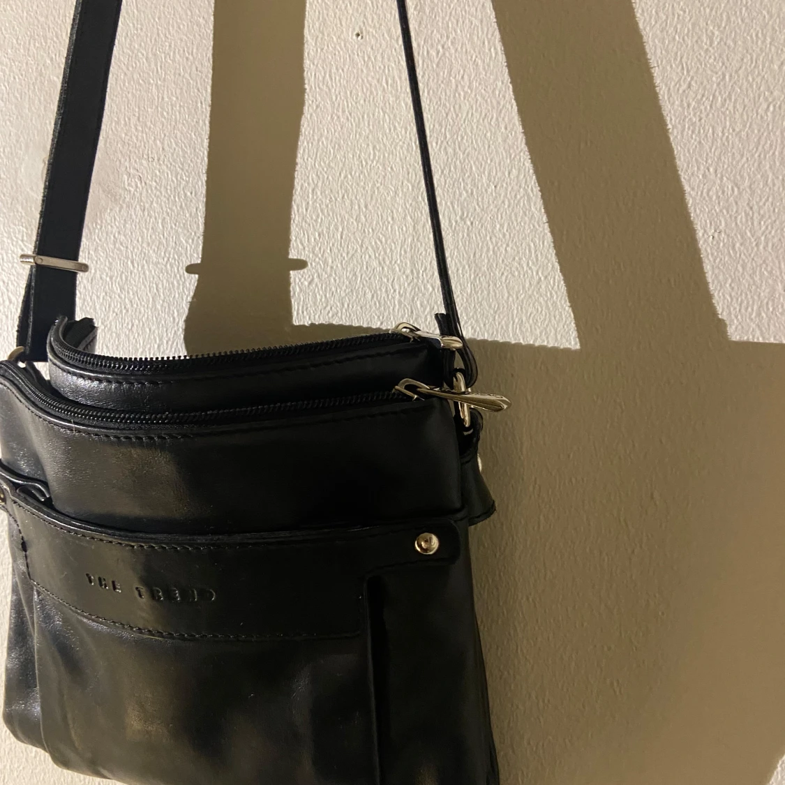 Svart axelväska i skinn - 1