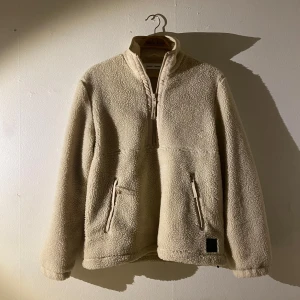Beige teddyjacka från Samsoe Samsoe - Mysig beige teddyjacka med halv dragkedja framtill. Oversized 