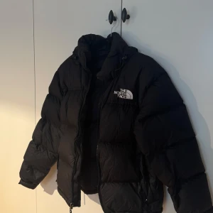 North Face Nupset jacka  - Fint skick! Ca 2 år gammal 🖤djur och rökfritt hem.