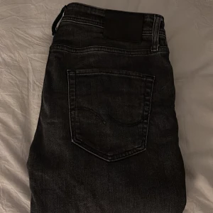 Gråa jeansbyxor - Snygga gråa jeansbyxor med en klassisk femficksdesign. De har en mörk tvätt och en rak passform som passar till många olika stilar. Perfekta för en avslappnad look.