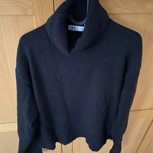 Svart polotröja från Zara - Skön stickad tröja från zara med polokrage 🥰