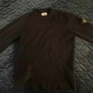 Svart tröja från Stone Island Junior - Säljer en stilren marinblå tröja från Stone Island. Tröjan är använd några gånger men väldigt bra skick. Köpt i London på en butik som heter Base. Storlek 156/12år. Ny pris ligger runt 2000 men säljer nu för bara 799.