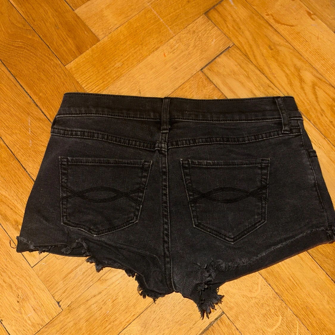 Svarta low waist  jeansshorts - 2