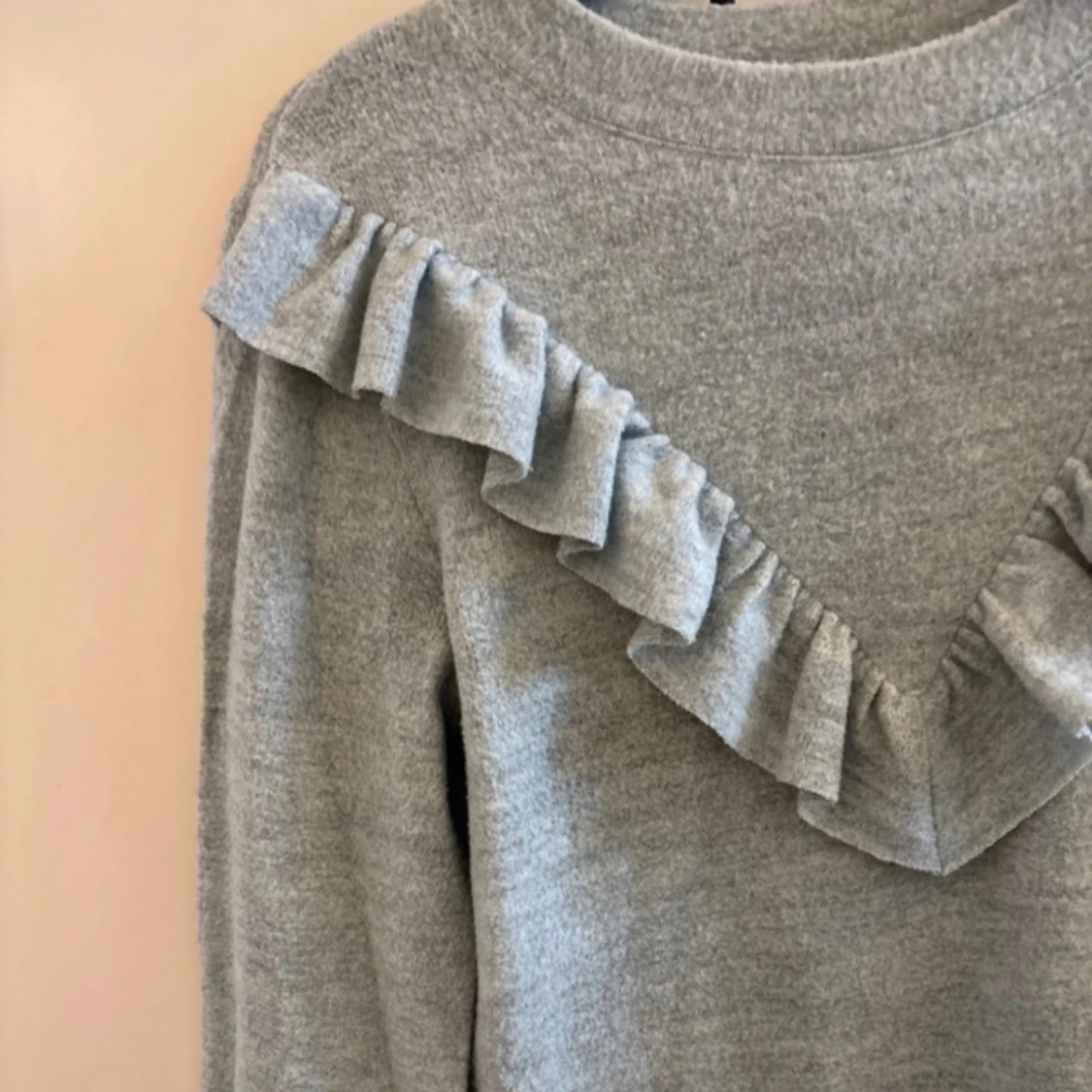 Mintgrön tröja med volangdetaljer - 1