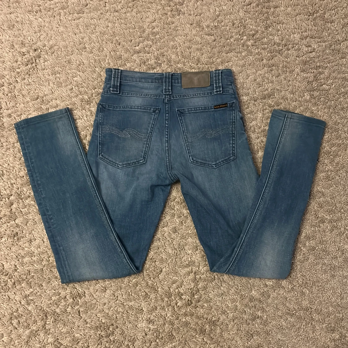 Ljusblå nudie jeans