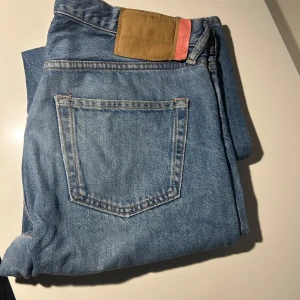 Blå jeans från Acne Studios - Snygga blå jeans från Acne Studios Blå Konst. Klassisk design med fem fickor och en bekväm passform. Perfekta för en stilren look. Midjan är 40cm-42cm längden är 110cm