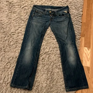Blå jeansbyxor från Replay - Midja 42 rakt över längd 94 cm innerben ca 73! Perfekt skit och hög kvalitet. Riktigt lågmidjade och bootcut 