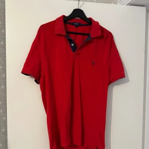 GANT piké  - Röd GANT piké till Herr. 