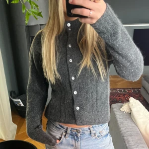 Grå kofta med knappar - Sååå snygg och mysig kofta i 70% lammull. Kvaliteten är asnajs😻😻 
