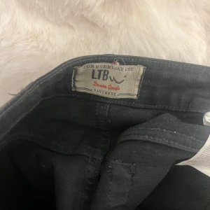 Svarta jeans från LTB - Snygga svarta jeans från LTB i modellen 'Fit-Slim Straight Aspen'. Jeansen är raka, Såå fina💘💘
