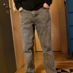Grå jeans från Grunt - Säljer nu dessa ursnygga grå jeans i toppskick! Modellen er relaxedfit👖Hör gärna av dig👑