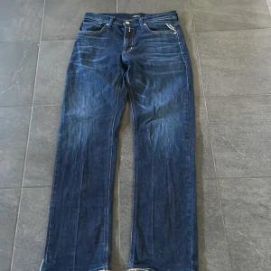 Mörkblå jeans från Replay - Pris kan diskuteras!! Snygga mörkblå jeans från Replay med klassisk femficksdesign och fransade benslut. Jeansen har en rak passform och är tillverkade i slitstarkt denim. Perfekta för en avslappnad stil. Är för 158cm men passar mig som är 165cm väldigt bra!