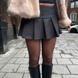 Kjol - Mörkblå plisserad minikjol. Perfekt för fest o till vardag! Kjolen har inbyggda shorts. Från Vega UF💛