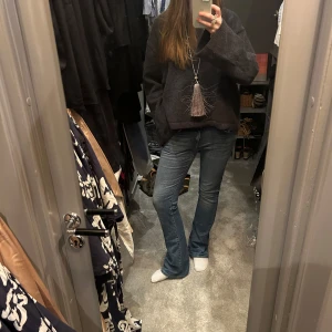 Blå bootcut jeans - Snygga blå DIESL bootcut jeans med en klassisk look. Perfekta för en avslappnad stil. De har en normal passform och är tillverkade i ett bekvämt material. Passar 34-38! Är 178 så långa, går att klippa!
