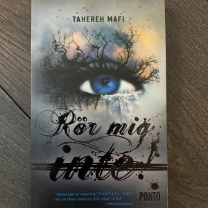 Rör mig inte! Tahereh mafi  - Boken 'Rör mig inte!' av Tahereh Mafi, första delen i shatter me serien, handlar om Juliette vars beröring är dödlig. Hon har varit inlåst länge men världen utanför är i kaos. En dag får hon en chans att slå tillbaka och förändra sitt öde. En spännande berättelse om makt och överlevnad.