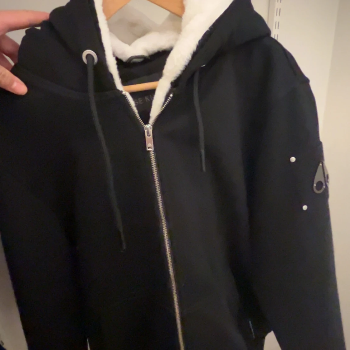 Svart jacka med dragkedja från Moose Knuckles