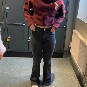 Svarta utsvängda jeans - Säljer ett par mid-rise flare jeans från Filippa K. Köpta för 1400. Tjejen i bilden är 158, därmed ser de mer high rise än de är, jeansen skulle passa någon som är 165-170❤️priset är lågt eftersom lappen på baksidan är borttagen, pris kan diskuteras❤️