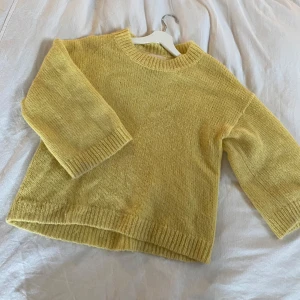 Stickad  tröja  - Gul stickad tröja i mohair. Trekvartsärmad. Ser ut som den är mer nopprig på två första bilderna än vad den är 