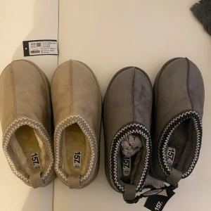 Beige och grå tofflor/uggs från lager 157 - Så fina i beige och grått från lager 157. Helt nya aldrig använda med prislapp på förutom dom beiga då prislappen råkats tas bort men båda två är helt nya. Båda för 300 eller ett par för 200