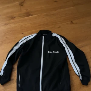 Palm Angels Track top - Helt ny Palm angels tröja, säljer då den inte passar mig. Hör av dig vid frågor!