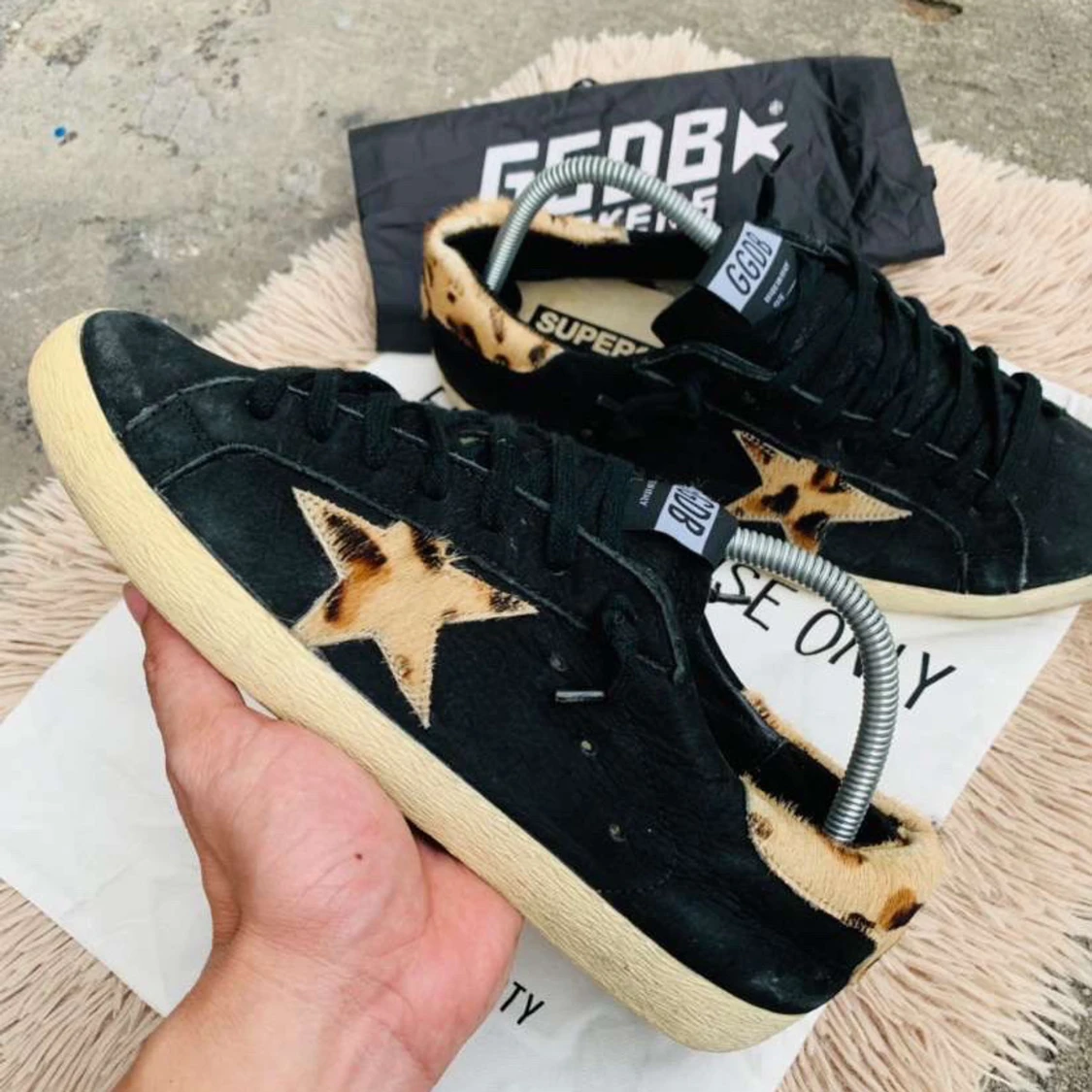 Svarta sneakers med leoparddetaljer från GGDB