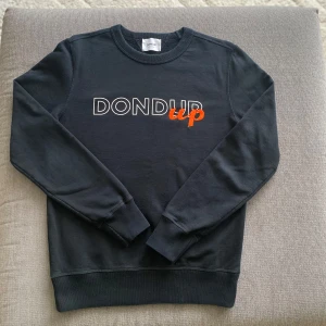 Dondup tröja - Säljer en svart tröja från Dondup som bara är använd en gång då den är för liten. Tröjan ser helt ny ut och har inga defekter alls. Hör av dig med prisförslag eller vid minsta fundering!