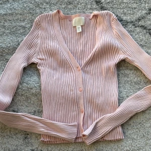 Rosa ribbad kofta från H&M - Säljer en söt rosa ribbad kofta från H&M. Passar bra till både jeans och kjol. 🌸