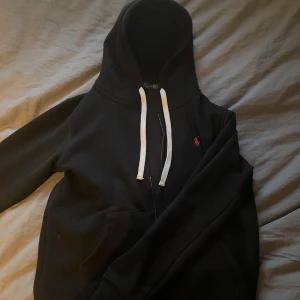 Ralph Lauren fullzip - Säljer denna sjukt feta tröjan från Ralph Lauren, skick 10/10. Inga defekter alls!!! Nypris på dessa ligger runt 2000, mitt pris 799🤑🤑Fraktar via Postnord på köparens beskostnad📦 Hör av dig vid minsta fråga eller fundering!🙌🙌  Passar S och M