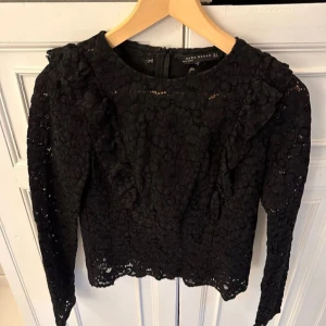 Svart spetsblus från Zara -  svart spetsblus från Zara med långa ärmar och rund hals. Knappt använd!