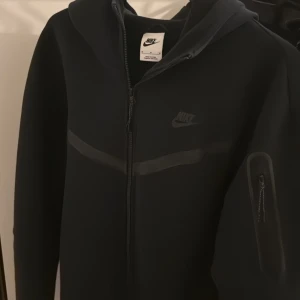 Nike Tech Fleece - Svart Nike Tech Fleece. Riktigt bekväm och fräsch tröja som går att använda vardagligen men även till träning.