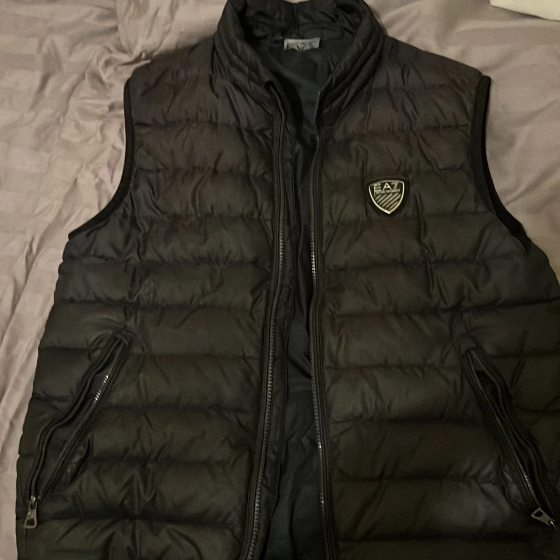 Svart väst från EA7