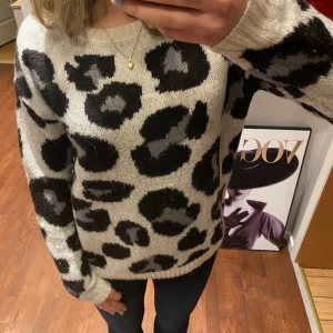 Vit leopardmönstrad tröja - Säljer en snygg vit tröja med leopardmönster i svart och grått. 🐆
