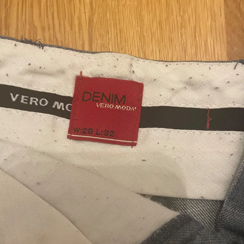 Snygga grå kostymbyxor från Vero Moda i en klassisk stil. Byxorna har en rak passform och är tillverkade i ett bekvämt matrial. Säljer för att de va för små. Farkut & Housut.