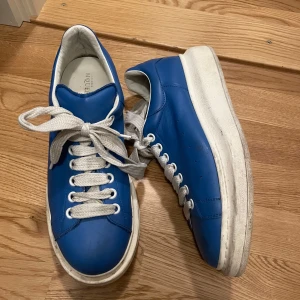 Alexander Mcqueen sneakers (herr) - Säljer ett par sneakers från Alexander Mcqueen (limited edition). De är använda ett fåtal gånger men absolut i gott skick. Storlek 43 och true to size. Hör gärna av er för fler bilder! 