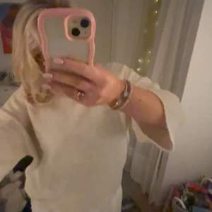 Stickad tröja - En stickad tröja med kortare ärm som är perfekt till när man har exempelvis armband eller en klocka man vill visa. Superfint att klä upp en outfit med! Säljs då den inte kommit till användning 💓