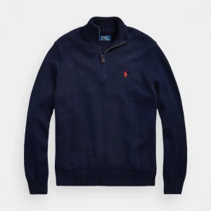 Mörkblå stickad tröja Polo Ralph Lauren Quarter Zip Polo Quarter Zip -  Snygg mörkblå tröja från Polo Ralph Lauren med en dragkedja  långa ärmar. Perfekt för en stilren look med en skjorta under eller utan skjorta. Den är XL men den passar bättre L (pga polo storlekar). Jag har bara haft på mig den 3 gånger. 