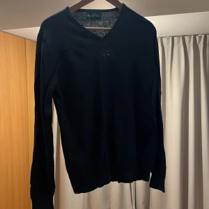 Svart långärmad tröja från Missoni - Snygg mörk blå långärmad tröja från Alaine Paine med v-ringad hals. Perfekt för en stilren look. Tröjan är enkel och elegant, vilket gör den lätt att matcha med olika outfits.