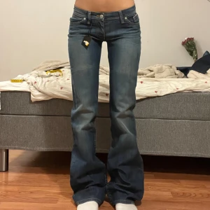 Jeans  - Midjemått: 37cm, innerbenslängd: 90cm 🩷