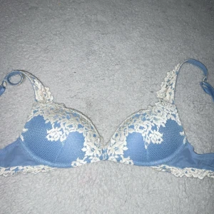 Blå bh med spetsdetaljer - Superfin, bra skick (knappt använd)💗 är inte helt säker på storleken men antingen 70B eller 75B! Modellen giola 