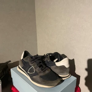 Sneakers från Philippe Model - Snygga svarta sneakers från Philippe Model med vita detaljer. Storlek 44 kvitto,box och påse finns med rätt använda kan absolut tvättas mer så dom blir bättre. PRISET KAN DISKUTERAS 