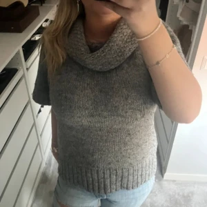 Stickad polo  - Säljer en jätte fin stickad tröja med polo då den inte kommer till användning💕pris kan diskuteras💕